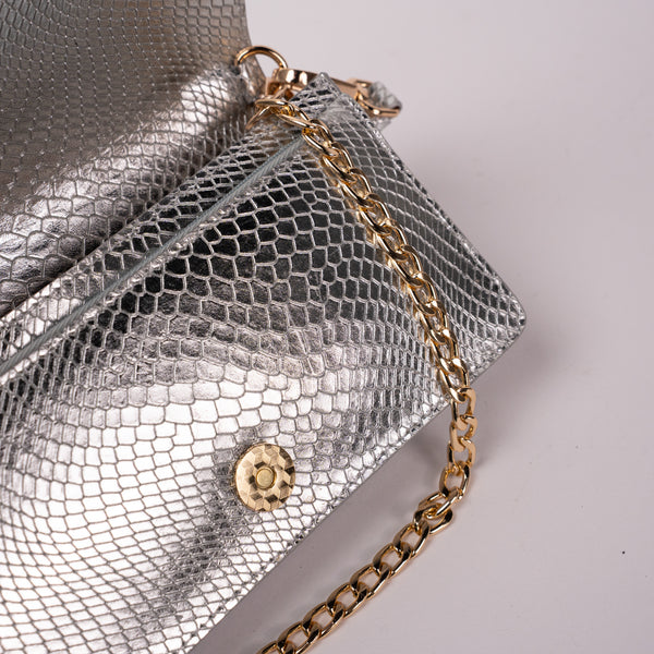 Bolso Sobre Cuero Plateado Folia