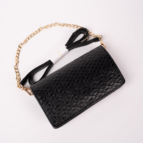 Bolso Sobre Cuero Negro
