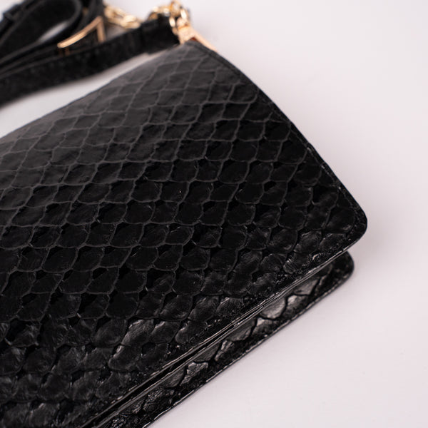 Bolso Sobre Cuero Negro
