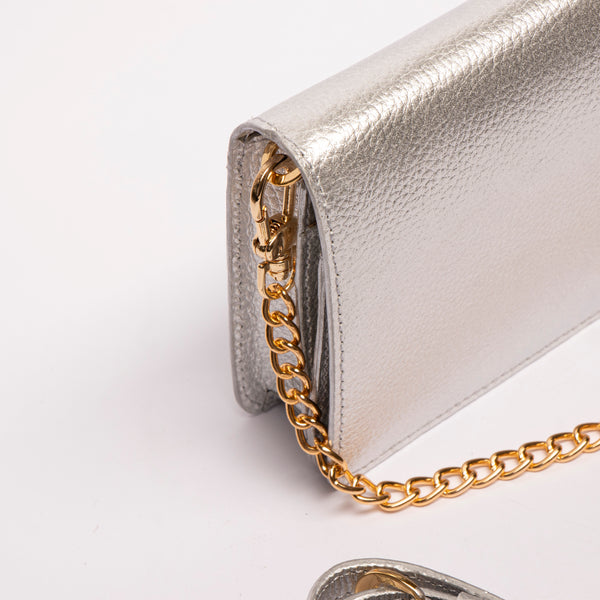 Bolso Sobre Cuero Plateado