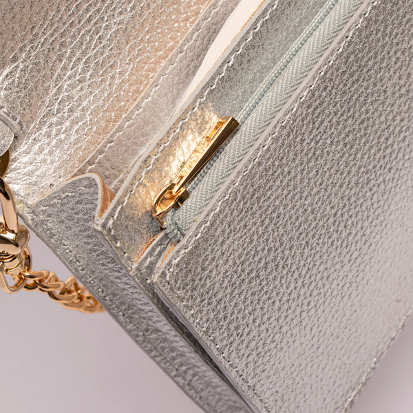 Bolso Sobre Cuero Plateado