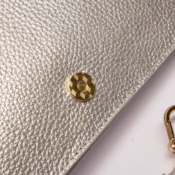 Bolso Sobre Cuero Plateado