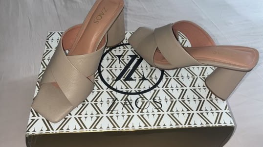 Mules nude de tiras cruzadas sobre su caja ZAOS, foto de Rita S.